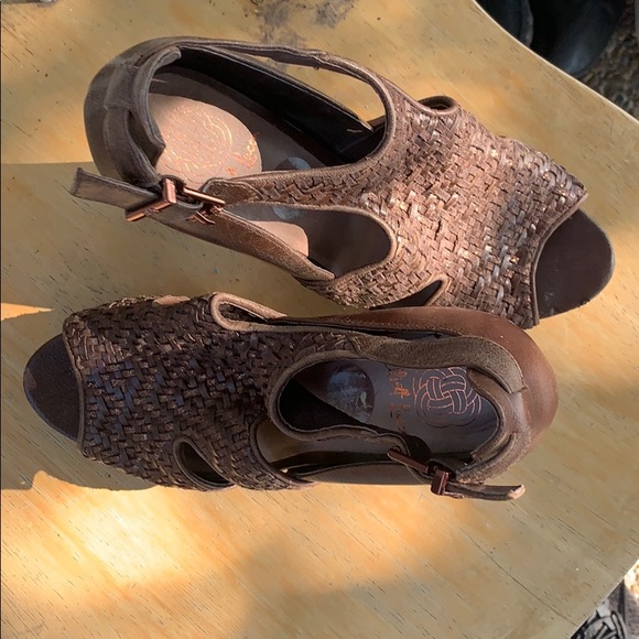 Heels in Brown Golden color size 8.5 - Picture 2 of 5